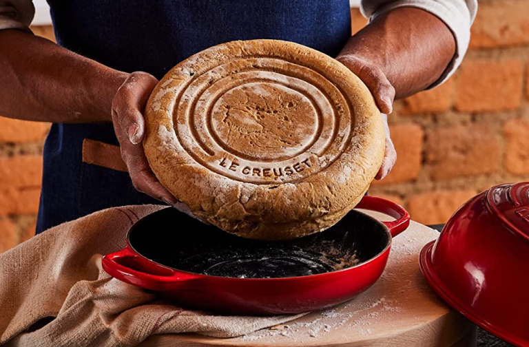 Brood bakken in een braadpan van gietijzer